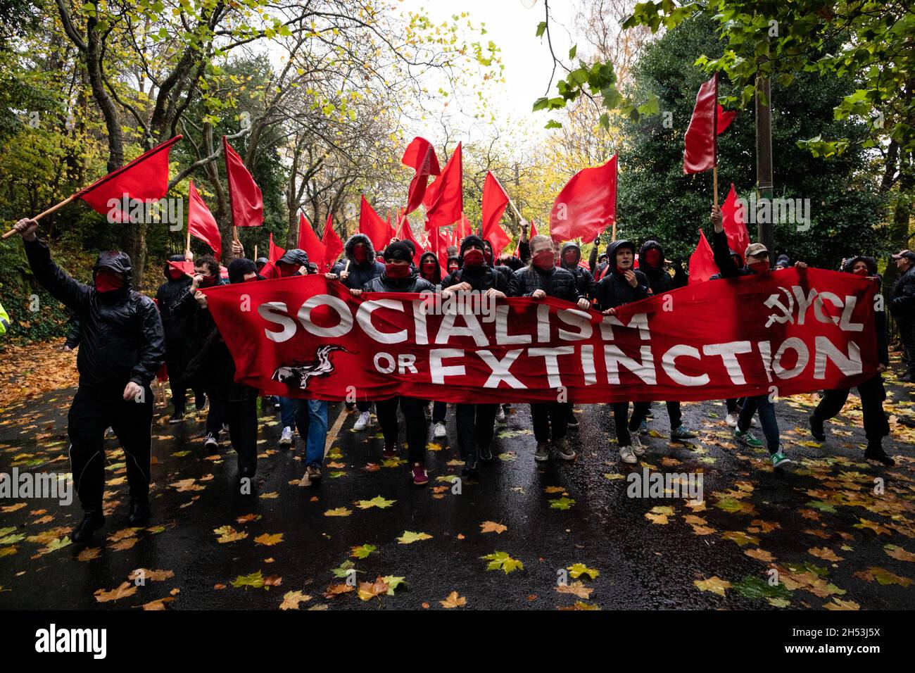 Glasgow, Regno Unito. 6 novembre 2021. La giovane Lega Comunista attende l'inizio della Giornata Mondiale dell'azione.la protesta di ÊThe vede mobilitare movimenti contro i leader mondiali che partecipano al summit sul clima della COP26. Credit: Andy Barton/Alamy Live News Foto Stock
