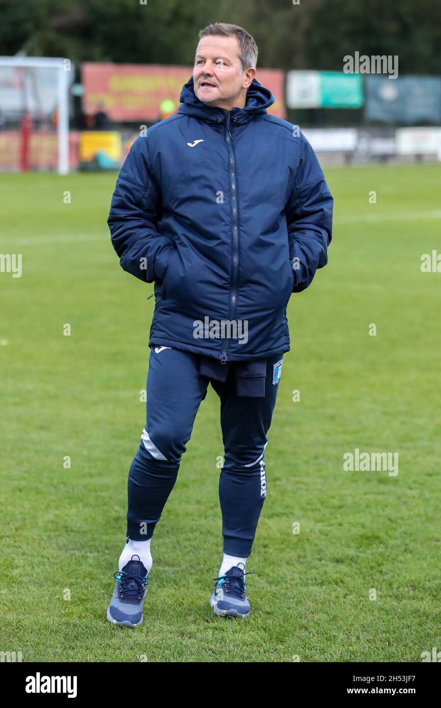 BANBURY, GBR. 6 NOVEMBRE il manager di Barrow Mark Cooper prima della partita di fa Cup tra Banbury United e Barrow al Banbury Plant Hire Community Stadium di Banbury sabato 6 novembre 2021. (Credit: John Cripps | MI News) Credit: MI News & Sport /Alamy Live News Foto Stock