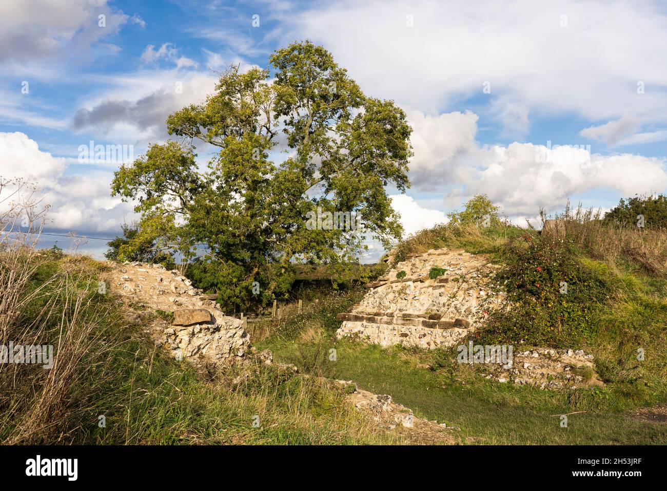 La porta nord delle mura romane in rovina della città che mostra la pietra focaia e il nucleo di pietra tenuti insieme da calce mortaio a Roman Silchester. Hampshire, Regno Unito Foto Stock