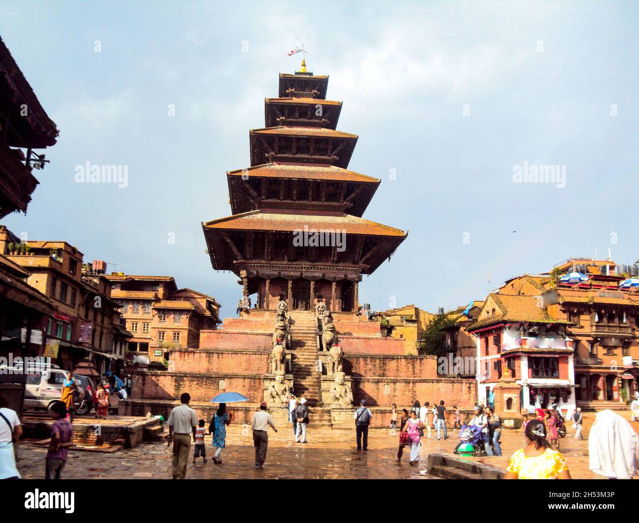 Bhaktapur, Nepal-29 settembre 2011:i visitatori osservano intorno alla Piazza Durbar di Bhaktapur: Il sito patrimonio dell'umanità dell'UNESCO, Nepal con tempio a cinque piani. Foto Stock