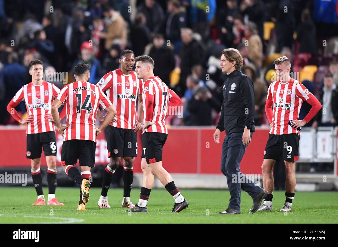 Brentford Community Stadium, Londra, Regno Unito. 6 novembre 2021. Premier League Football Brentford contro Norwich; i giocatori di Brentford sono frustrati per perdere la partita Credit: Action Plus Sports/Alamy Live News Foto Stock