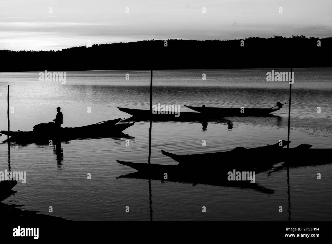 Cachoeira, Bahia, Brasile - 29 novembre 2014: Silhouette al tramonto di un pescatore nella sua barca sul grandioso fiume Paraguacu, situato nel Brazili Foto Stock