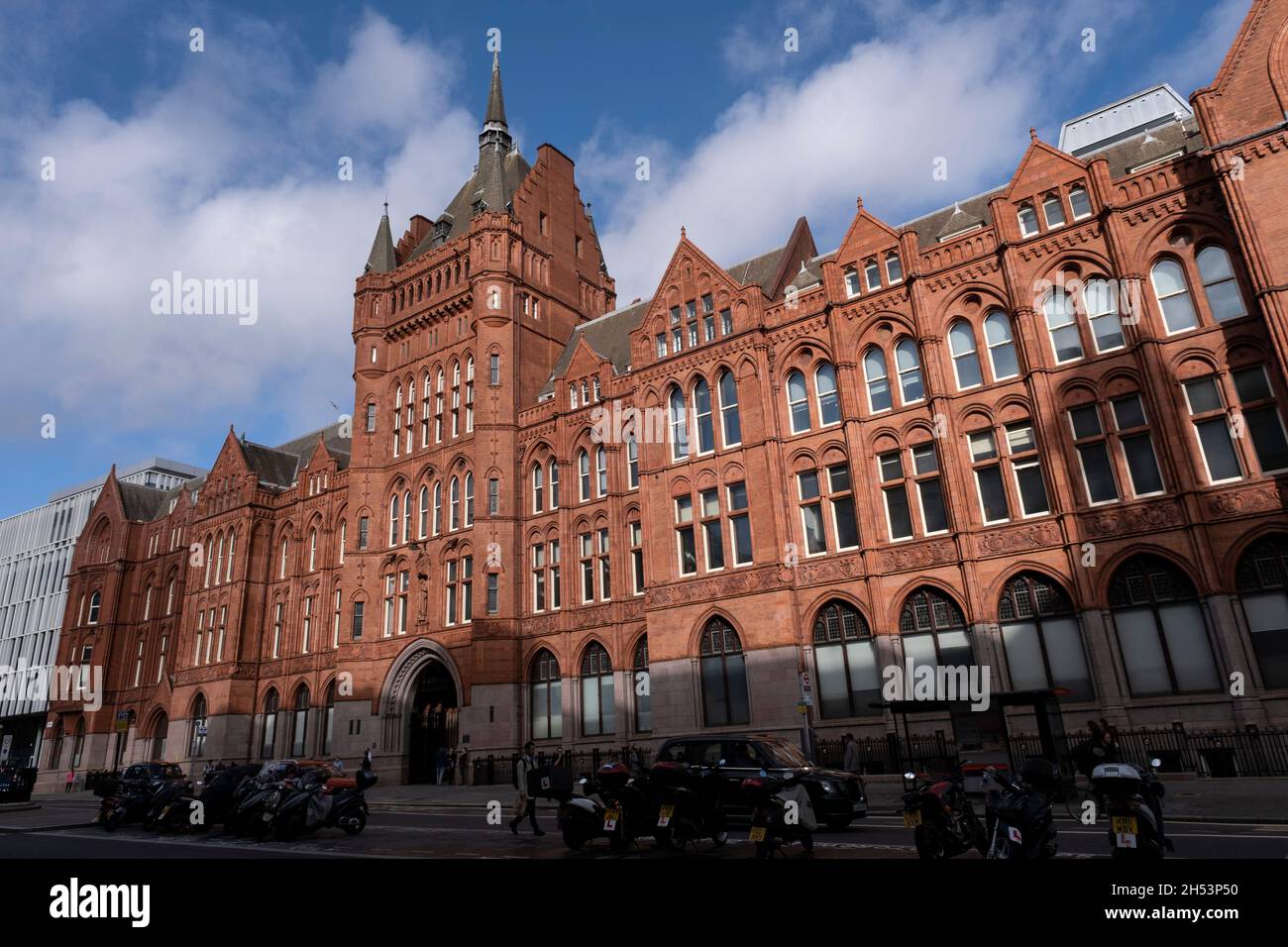 La splendida architettura in mattoni rossi dei bar De Vere Holborn, un luogo di eventi con un ambiente gotico vittoriano, un tempo edificio Prudential Assurance a High Holborn il 20 ottobre 2021 a Londra, Regno Unito. Il nome degli edifici è Holborn Bar, costruito come sede della Prudential Assurance Company. Foto Stock