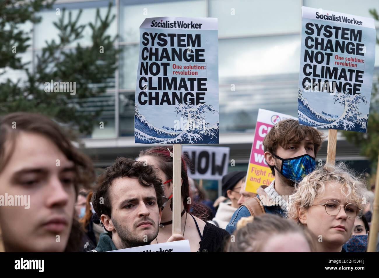 I manifestanti si riuniscono a sostegno e per proteggere la biodiversità in occasione della “Giornata globale d’azione” della CoP26 e si radunano per la giustizia climatica il 6 novembre 2021 a Birmingham, Regno Unito. Mentre i leader si riuniscono per la Conferenza dei partiti sul cambiamento climatico delle Nazioni Unite, le persone nelle città di tutto il mondo hanno marciato a sostegno di un’azione forte e urgente da intraprendere sulla natura e sul clima. La protesta ha lo scopo di “lavorare per proteggere, ripristinare e gestire efficacemente i nostri paesaggi e spazi selvaggi per la natura vicino a dove viviamo, lavoriamo e giochiamo, non solo creiamo benefici per piante e animali Foto Stock