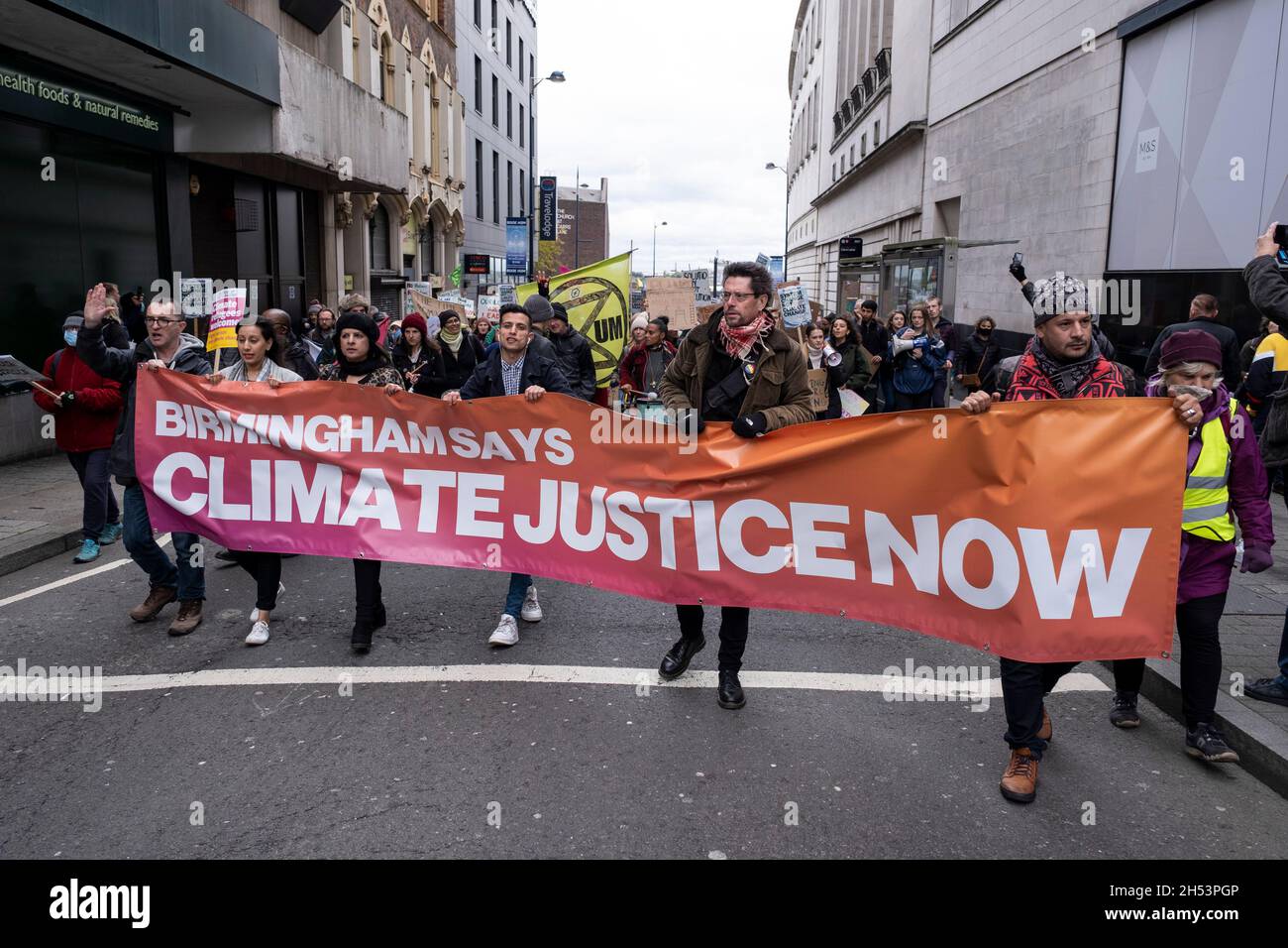 I manifestanti si riuniscono a sostegno e per proteggere la biodiversità in occasione della “Giornata globale d’azione” della CoP26 e si radunano per la giustizia climatica il 6 novembre 2021 a Birmingham, Regno Unito. Mentre i leader si riuniscono per la Conferenza dei partiti sul cambiamento climatico delle Nazioni Unite, le persone nelle città di tutto il mondo hanno marciato a sostegno di un’azione forte e urgente da intraprendere sulla natura e sul clima. La protesta ha lo scopo di “lavorare per proteggere, ripristinare e gestire efficacemente i nostri paesaggi e spazi selvaggi per la natura vicino a dove viviamo, lavoriamo e giochiamo, non solo creiamo benefici per piante e animali Foto Stock