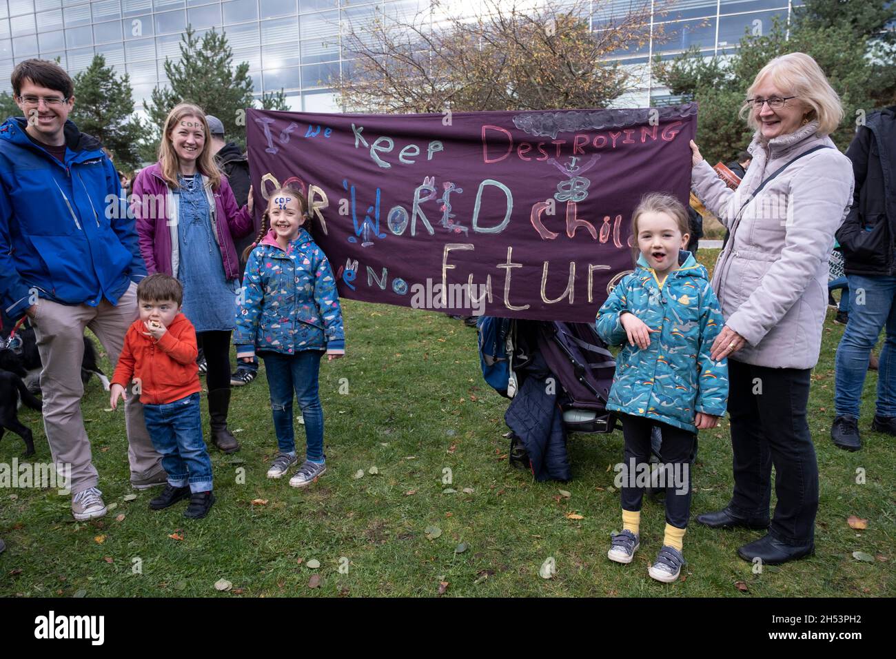 I manifestanti si riuniscono a sostegno e per proteggere la biodiversità in occasione della “Giornata globale d’azione” della CoP26 e si radunano per la giustizia climatica il 6 novembre 2021 a Birmingham, Regno Unito. Mentre i leader si riuniscono per la Conferenza dei partiti sul cambiamento climatico delle Nazioni Unite, le persone nelle città di tutto il mondo hanno marciato a sostegno di un’azione forte e urgente da intraprendere sulla natura e sul clima. La protesta ha lo scopo di “lavorare per proteggere, ripristinare e gestire efficacemente i nostri paesaggi e spazi selvaggi per la natura vicino a dove viviamo, lavoriamo e giochiamo, non solo creiamo benefici per piante e animali Foto Stock