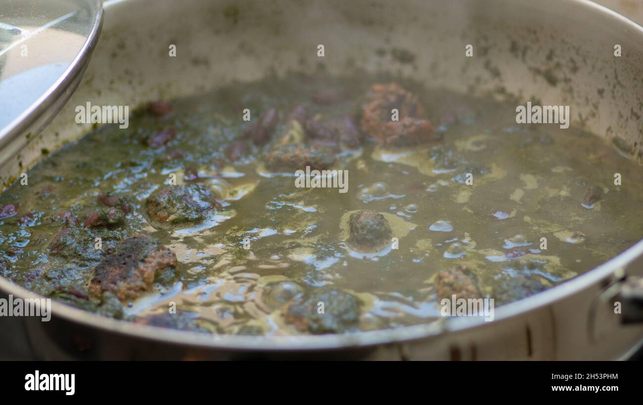 Piatto di Pkaila, chiamato anche bkala, bkeila, o pkela, un tradizionale  stufato ebraico tunisino, fatto di fagioli e foglie di spinaci, bollente in  una pentola Foto stock - Alamy