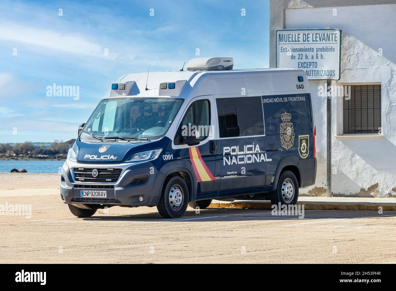 Huelva, Spagna - 5 novembre 2021: Furgone di polizia nazionale parcheggiato nel porto di Huelva Foto Stock