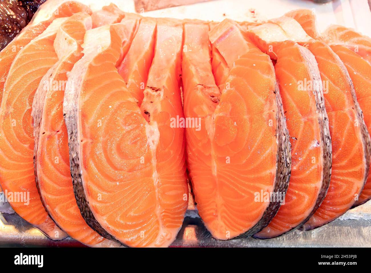 Salmone crudo affettato sul mercato Foto Stock