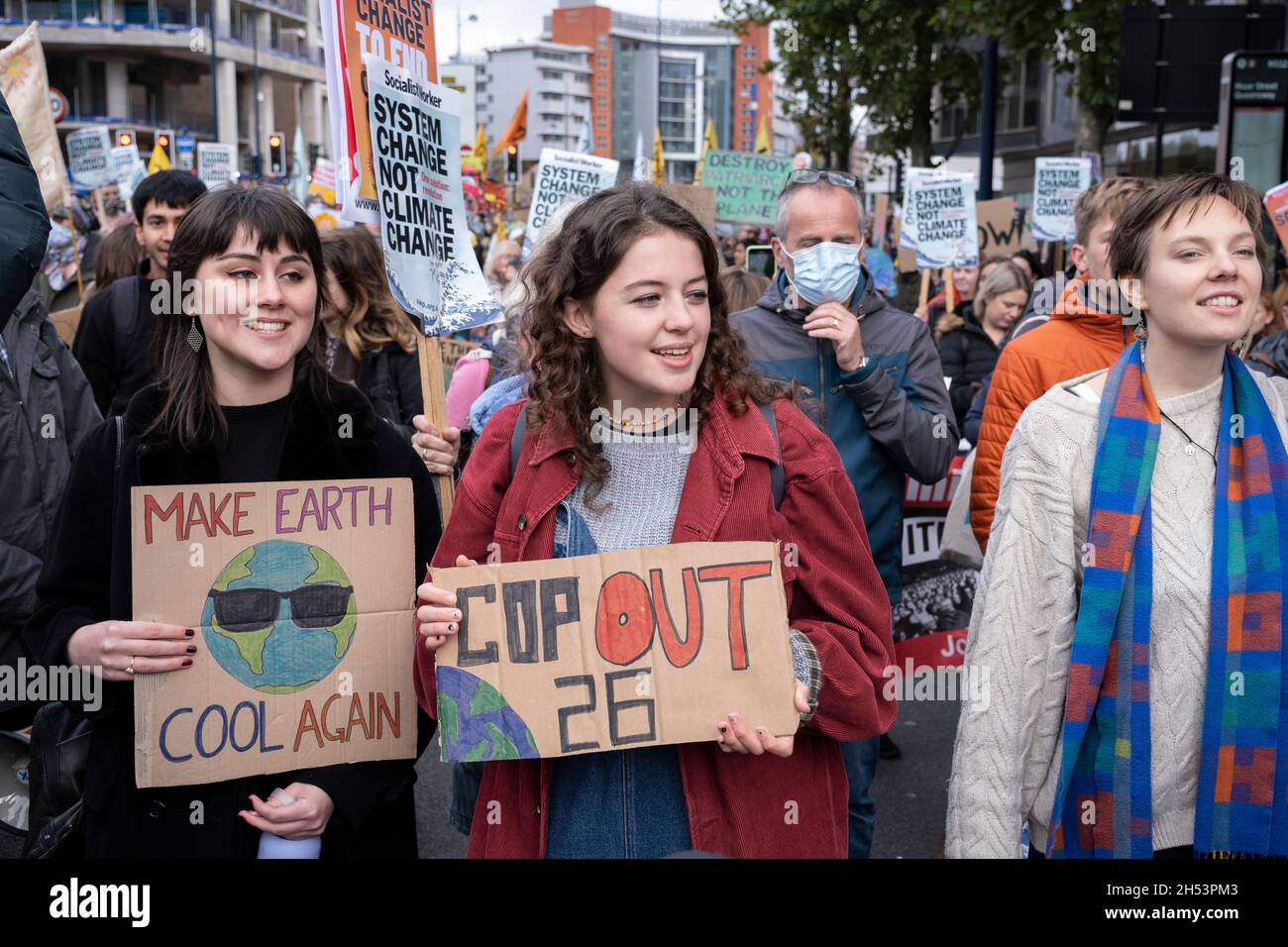 I manifestanti si riuniscono a sostegno e per proteggere la biodiversità in occasione della “Giornata globale d’azione” della CoP26 e si radunano per la giustizia climatica il 6 novembre 2021 a Birmingham, Regno Unito. Mentre i leader si riuniscono per la Conferenza dei partiti sul cambiamento climatico delle Nazioni Unite, le persone nelle città di tutto il mondo hanno marciato a sostegno di un’azione forte e urgente da intraprendere sulla natura e sul clima. La protesta ha lo scopo di “lavorare per proteggere, ripristinare e gestire efficacemente i nostri paesaggi e spazi selvaggi per la natura vicino a dove viviamo, lavoriamo e giochiamo, non solo creiamo benefici per piante e animali Foto Stock