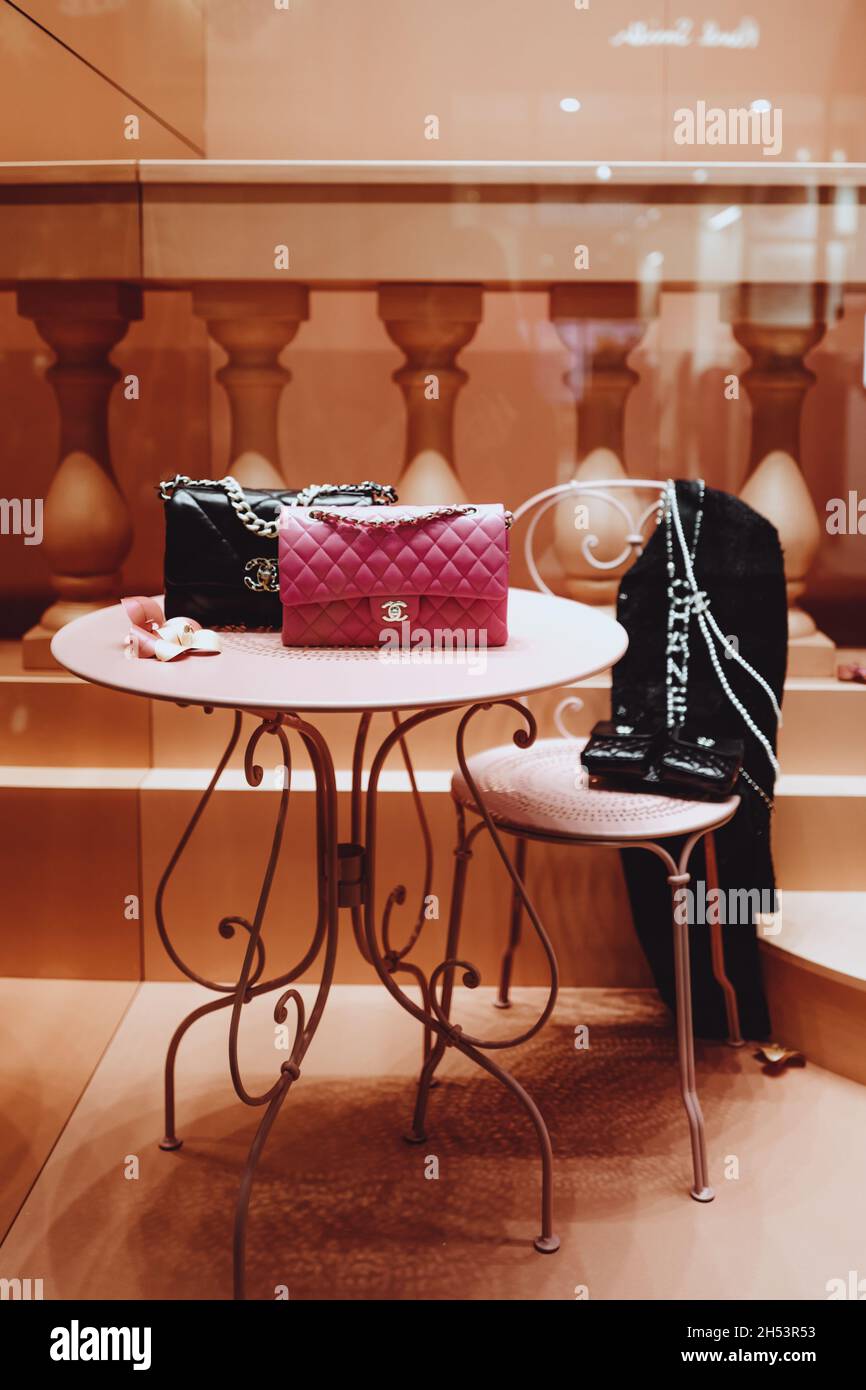Borse in Chanel rosa e nero nella finestra di un negozio di lusso. Chanel è un marchio di alta moda fondato da Coco Chanel nel 1909 Foto Stock