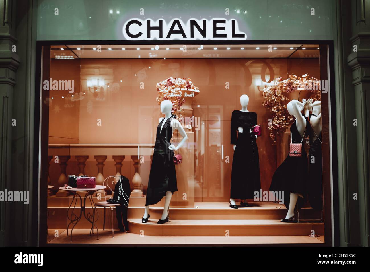 Manichini eleganti femminili in una vetrina con borse Chanel. Chanel è un marchio di alta moda fondato da Coco Chanel nel 1909 Foto Stock