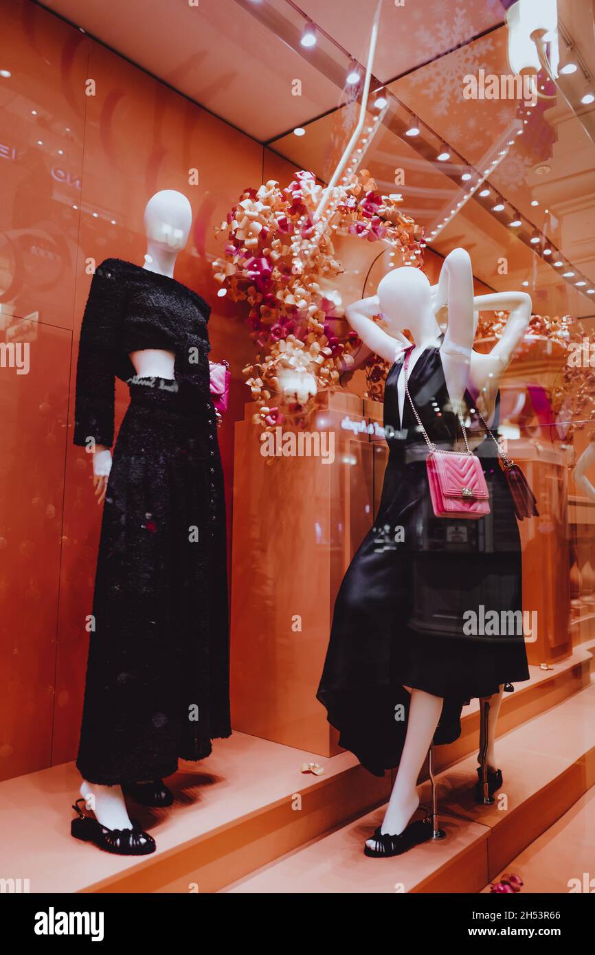 Manichini eleganti femminili in abiti lunghi neri in una vetrina con borse Chanel. Chanel è un marchio di alta moda fondato da Coco Chanel nel 1909 Foto Stock