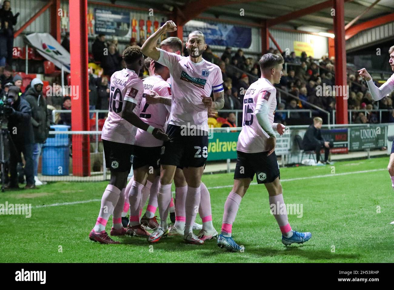 BANBURY, GBR. IL 6 NOVEMBRE Josh Gordon celebra dopo aver segnato per Barrow, per prendere il comando per farlo 1 - 0 contro Banbury United, durante la partita di fa Cup tra Banbury United e Barrow al Banbury Plant Hire Community Stadium, Banbury sabato 6 novembre 2021. (Credit: John Cripps | MI News) Credit: MI News & Sport /Alamy Live News Foto Stock