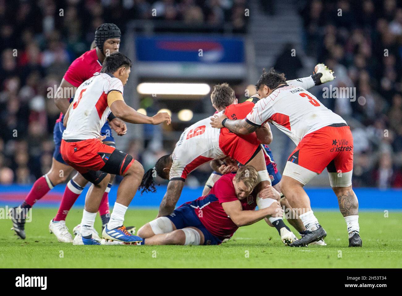 6 novembre 2021; Twickenham, Londra, Inghilterra, Autumn Series International rugby, Inghilterra versus Tonga: Lopeti Timani è affrontato Foto Stock