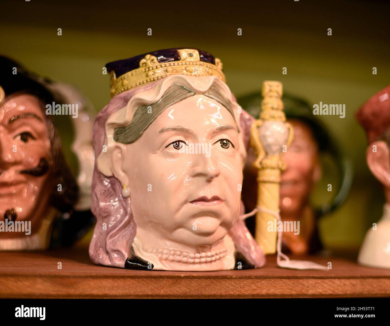 Una caraffa Royal Doulton Queen Victoria toby in vendita in un negozio di antiquariato a Santa Fe, New Mexico USA. Foto Stock