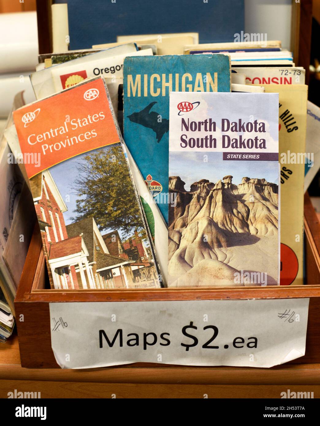 Vintage American Travel Road Maps in vendita in un negozio di antiquariato a Santa Fe, New Mexico. Foto Stock