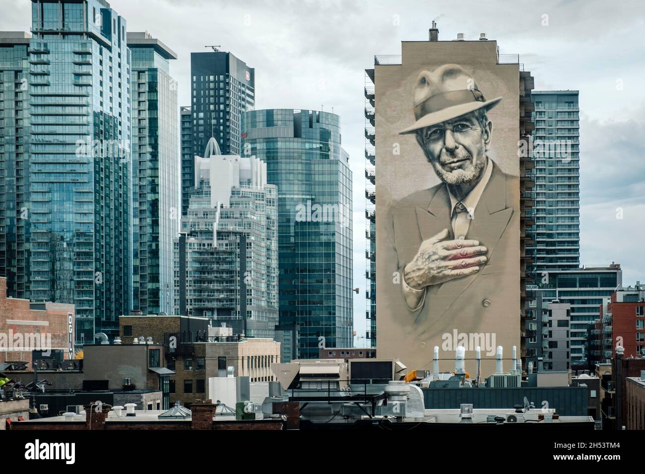 Il murale commemorativo di Leonard Cohen "Tower of Songs", tributo dipinto dall'artista El Mac e Gene Pendon su Crescent Street, Montreal, Quebec, Canada Foto Stock