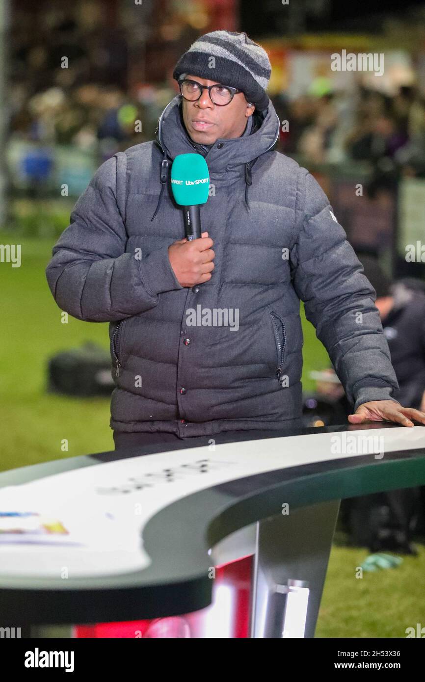 BANBURY, GBR. 6 NOVEMBRE Pundit Ian Wright alla partita di fa Cup tra Banbury United e Barrow al Banbury Plant Hire Community Stadium di Banbury sabato 6 novembre 2021. (Credit: John Cripps | MI News) Credit: MI News & Sport /Alamy Live News Foto Stock