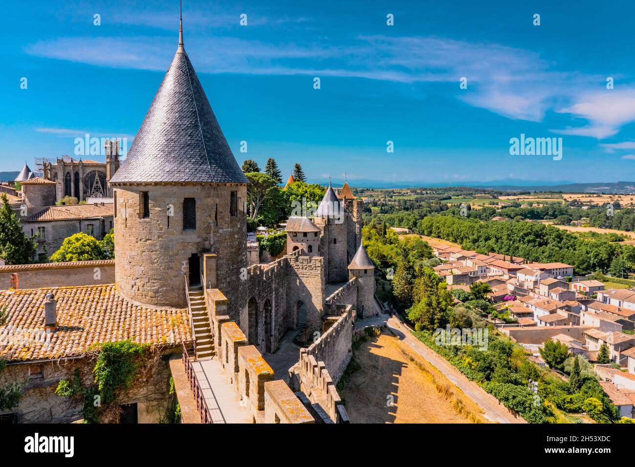 Vista panoramica della cittadella medievale Carcassonne dalle mura del castello della città di Carcassonne. Antichi monumenti storici d'Europa nel sud della Francia. Foto di alta qualità Foto Stock
