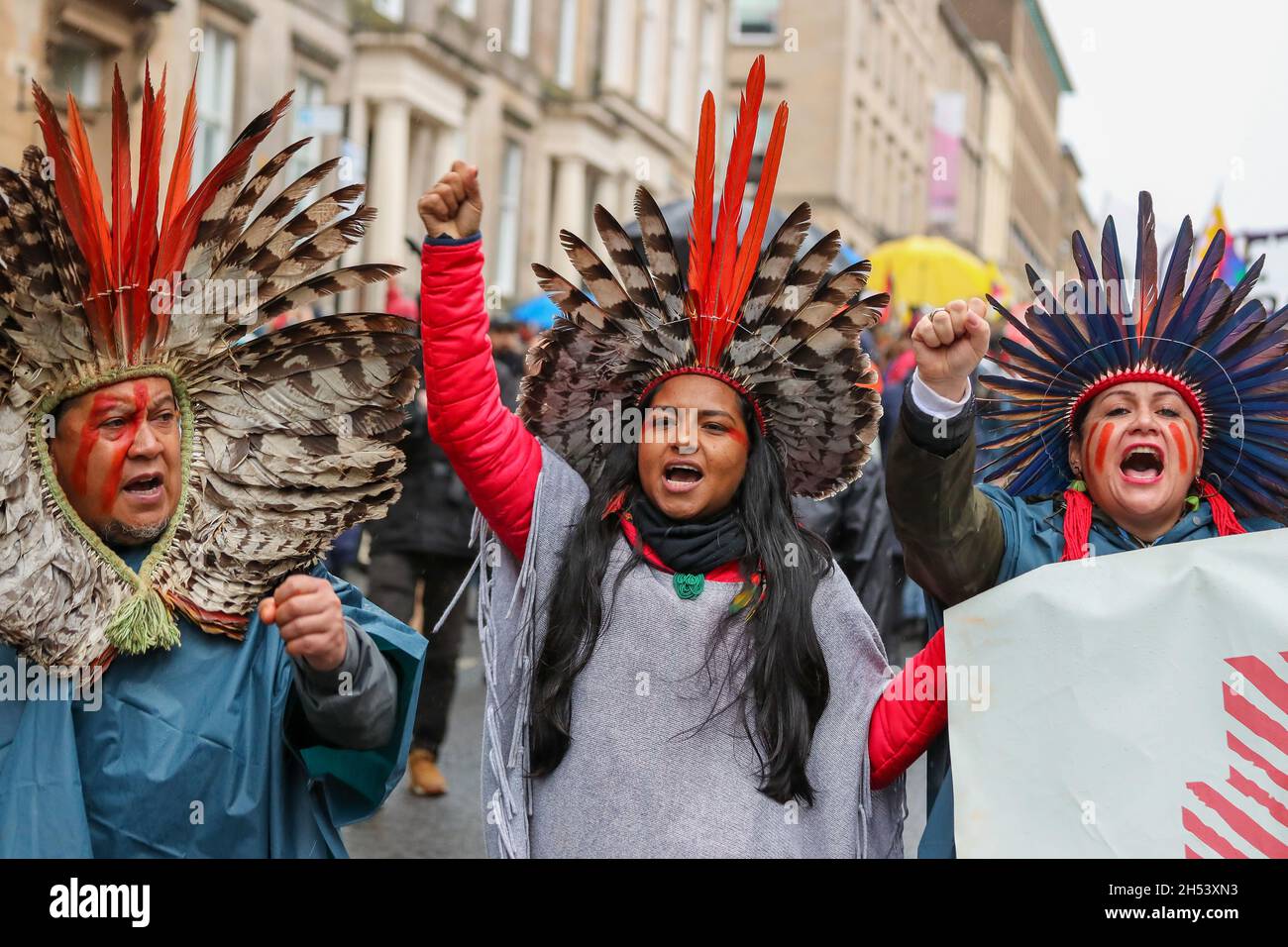 Glasgow, Regno Unito. 6 novembre 2021. Nonostante le intemperie e le forti piogge, si stima che 100,000 persone abbiano partecipato a una marcia internazionale attraverso il centro di Glasgow a sostegno del cambiamento climatico durante la conferenza Cop 26. Questa era una delle numerose marche simili organizzate in tutto il Regno Unito. Credit: Findlay/Alamy Live News Foto Stock