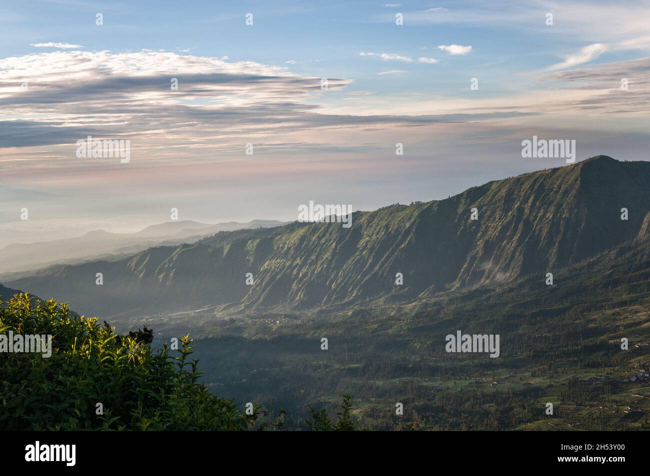 Cielo e valle vicino a Cemoro Lawang, Giava orientale, Indonesia Foto Stock