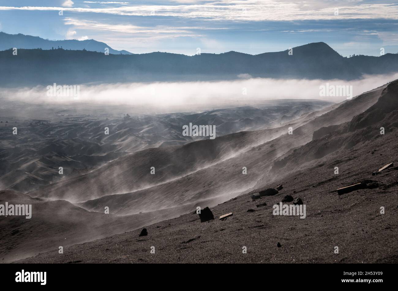 Sabbia e suolo vulcanico di bromo nella nebbia della caldera Tengger, Giava orientale, Indonesia Foto Stock