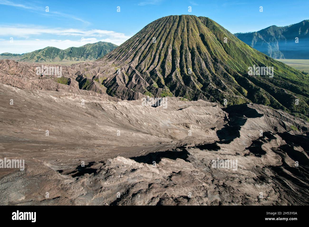Monte Batok dalla cima del vulcano bromo, Giava orientale, Indonesia Foto Stock