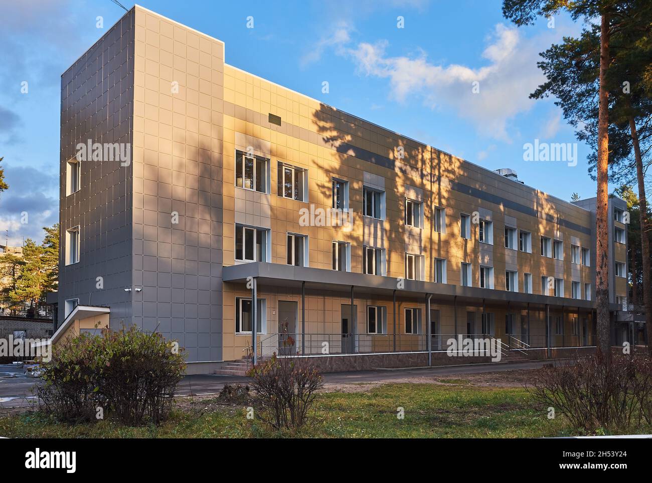 Nuovo edificio di malattie infettive al Zhukovsky City Clinical Hospital: Zhukovsky, Russia - 06 novembre 2021 Foto Stock
