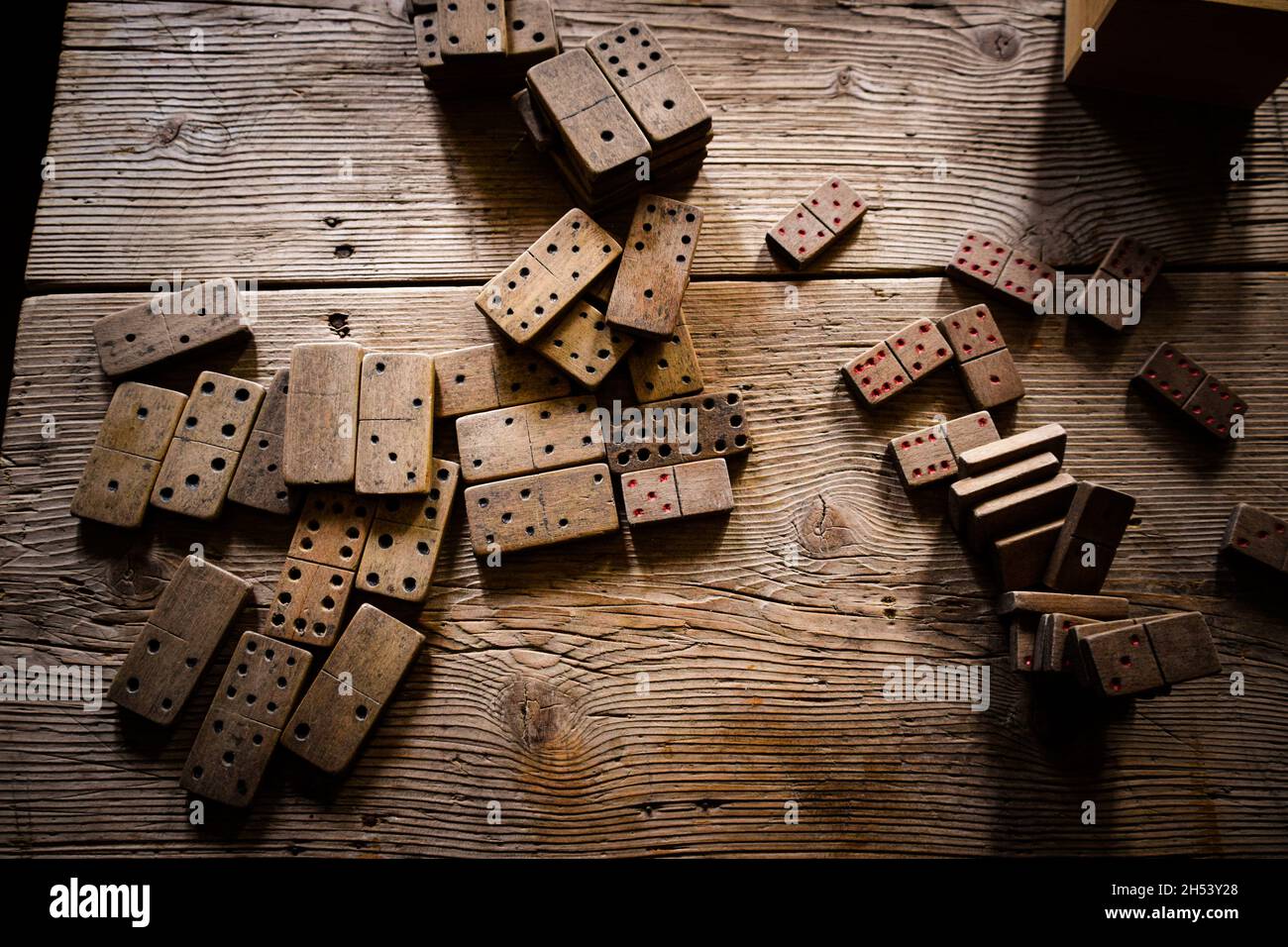 Vecchio gioco di legno domino su tavola di legno Foto Stock