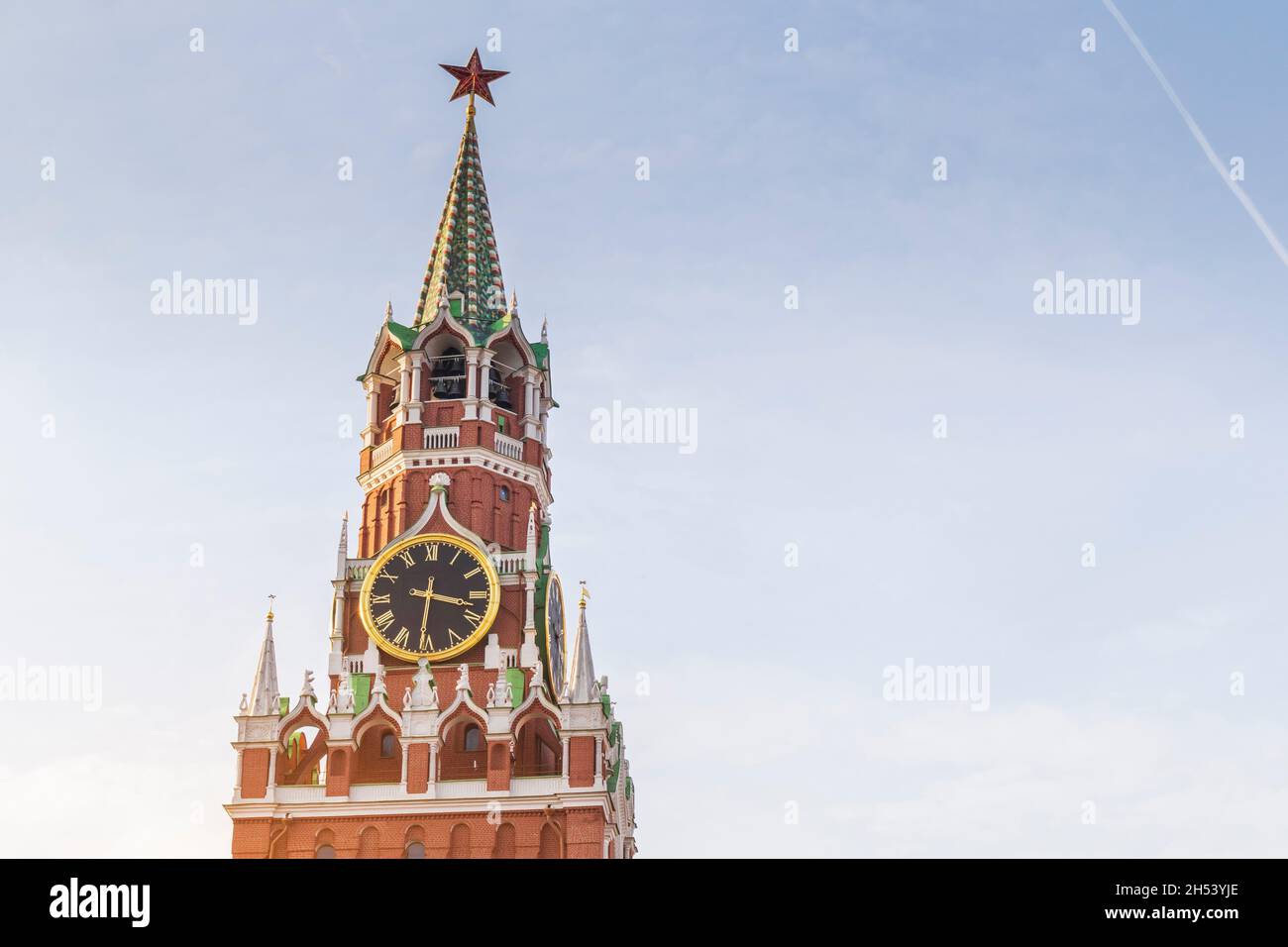 Spasskaya Torre del Cremlino Mosca grande orologio e campanello che suona Foto Stock