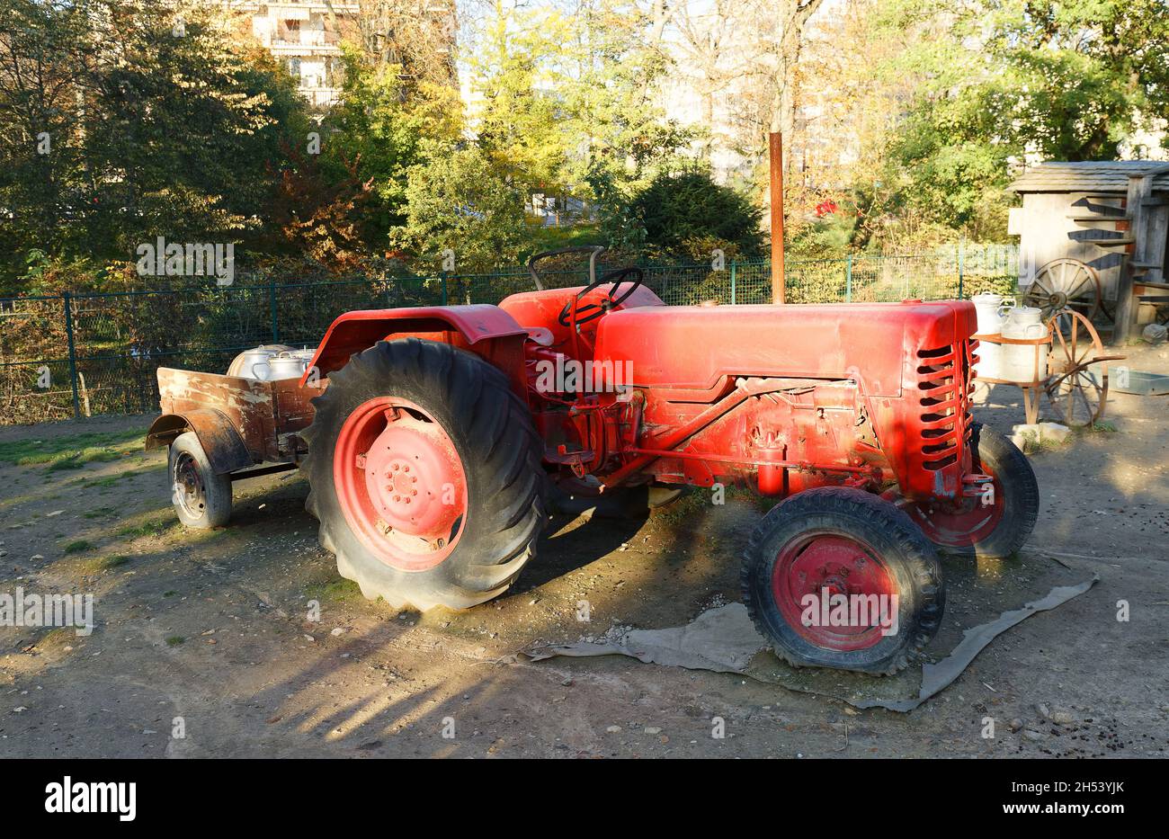 Vecchio vecchio antico rosso fattoria trattore di lavoro al di fuori del sole in una giornata limpida Foto Stock