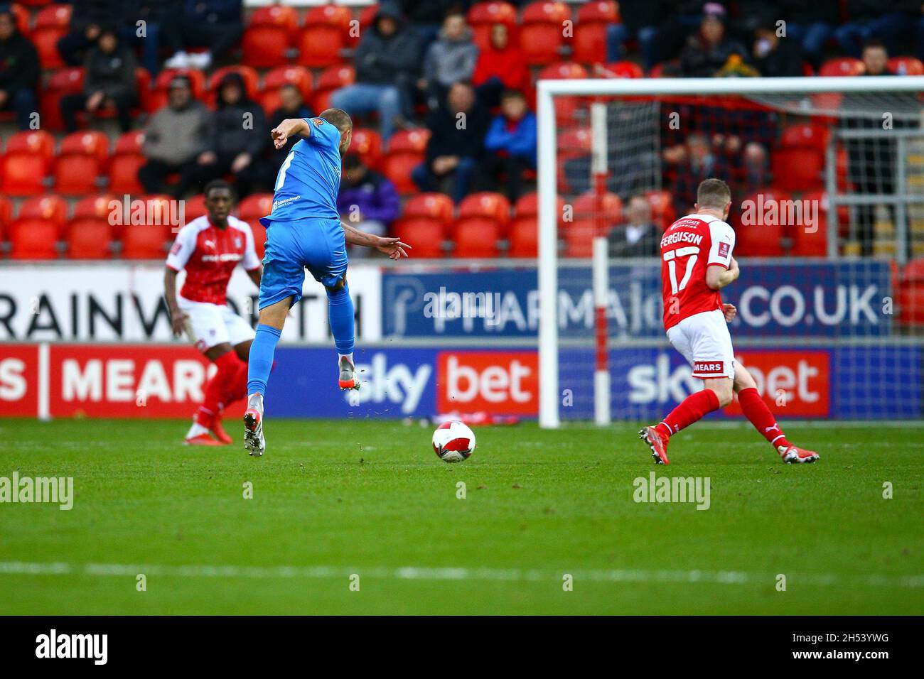 AESSEAL New York Stadium, Rotherham, Inghilterra - 6 novembre 2021 Luke Coulson (7) di Bromley con un grande colpo in gol ma si blocca - durante il gioco Rotherham v Bromley, Emirates fa Cup 2021/22, AESSEAL New York Stadium, Rotherham, Inghilterra - 6 novembre 2021, Credit: Arthur Haigh/WhiteRosePhotos/Alamy Live News Foto Stock