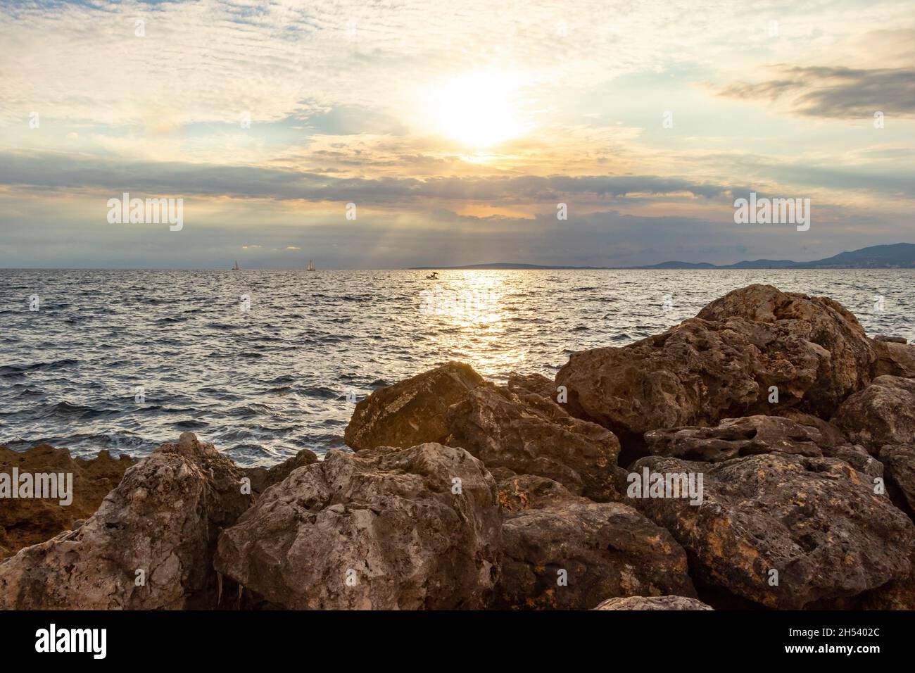 Tramonto sulla costa rocciosa del mare a Can Pastilla Mallorca Spagna Foto Stock
