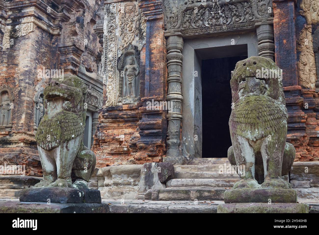 Fondata nel 10th secolo dal terzo re dell'Impero Khmer, Indravarman i, Preah Ko è un esempio fondamentale della pianta del tempio 'trimurti' Foto Stock