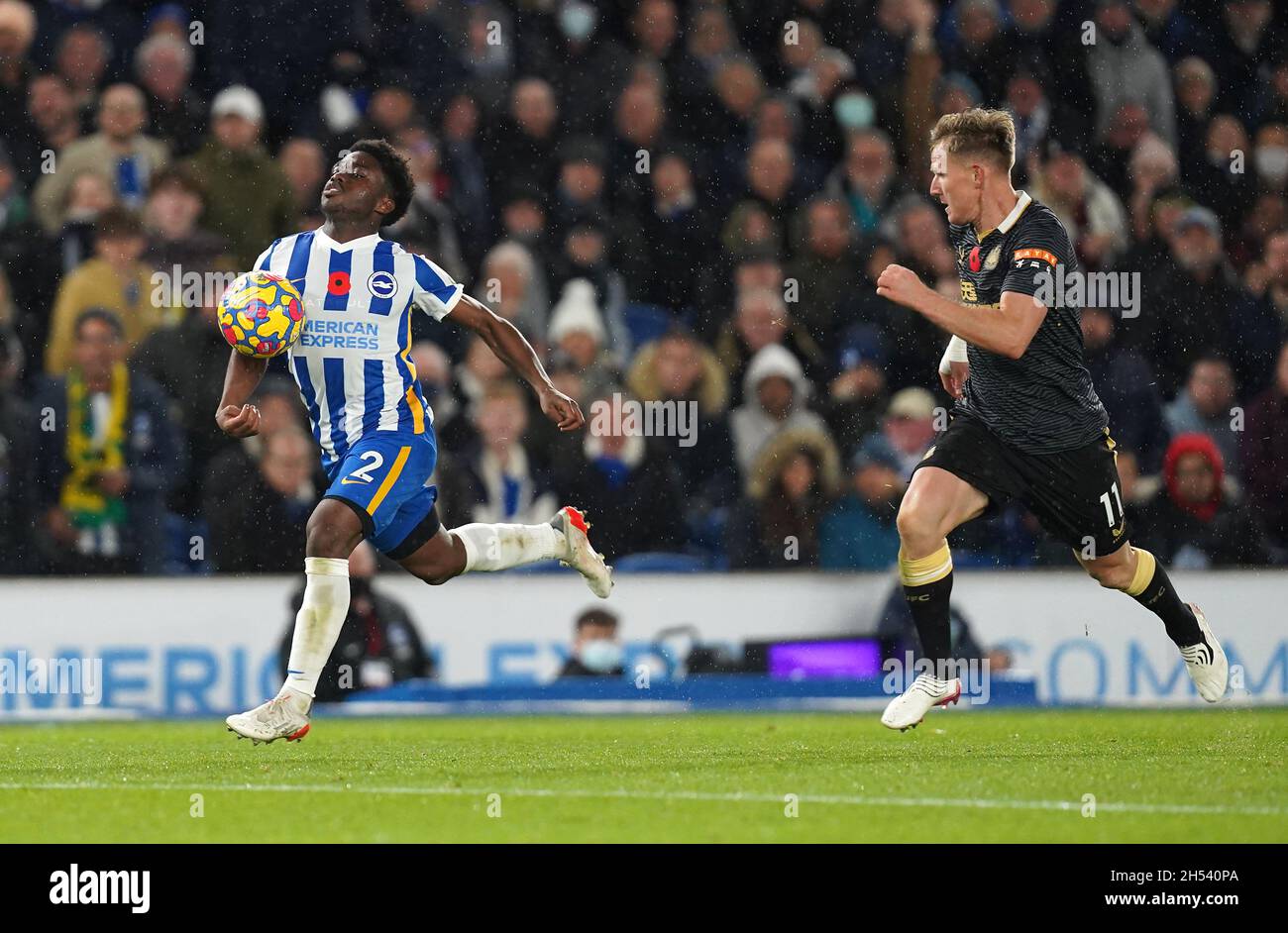 Brighton e Hove Albion's Tariq Lamptey (a sinistra) e Matt Ritchie del Newcastle United combattono per la palla durante la partita della Premier League allo stadio AMEX di Brighton. Data foto: Sabato 6 novembre 2021. Foto Stock