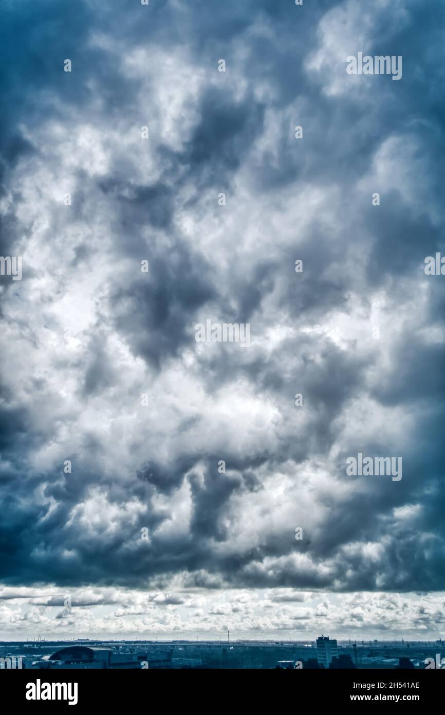 cielo blu con lussureggianti nuvole di cumuli Foto Stock