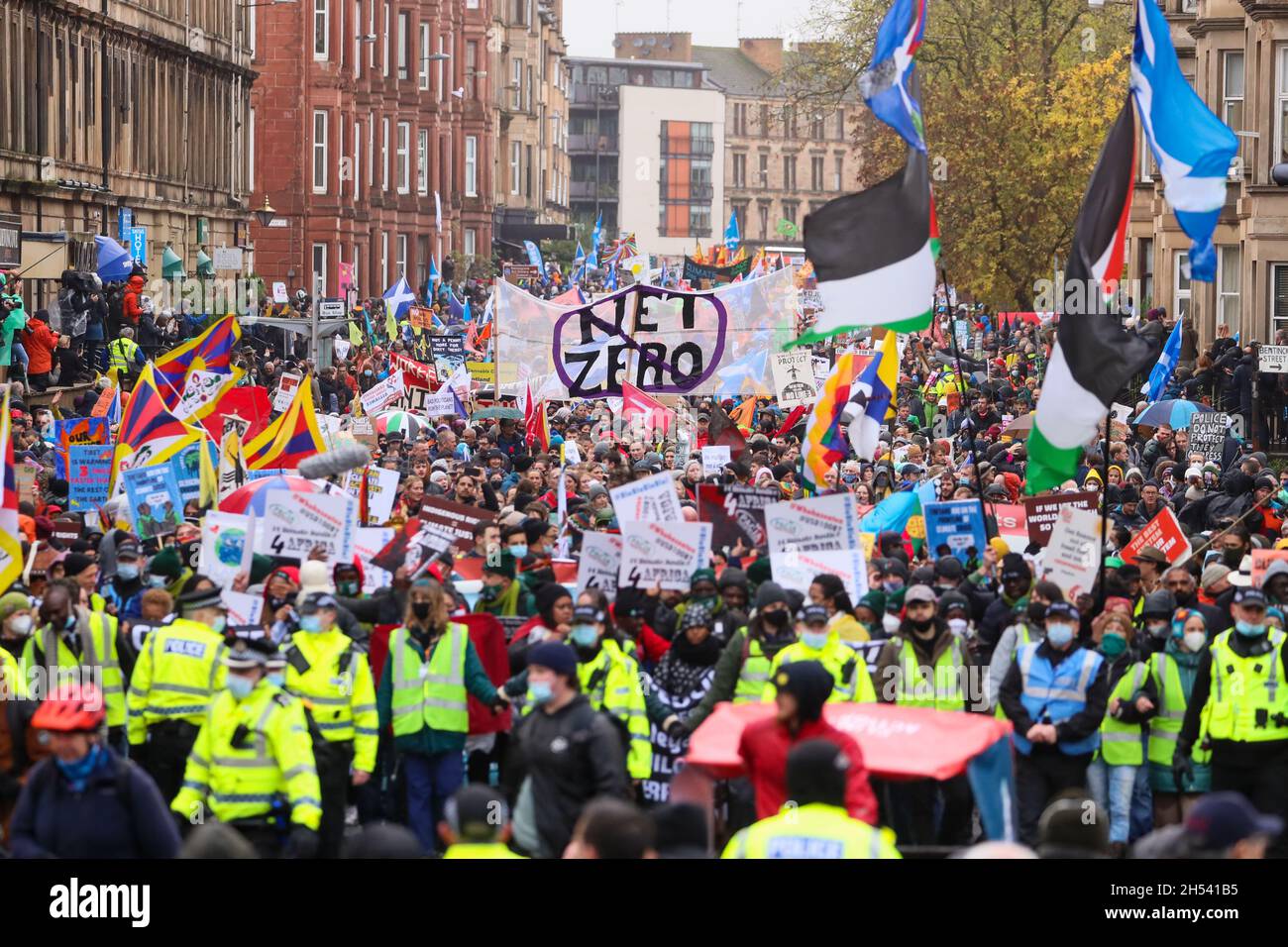 Migliaia di marzo nella Giornata Globale d'azione della Giustizia climatica nel centro di Glasgow in Scozia dove si svolge la Conferenza sul clima COP26 Foto Stock