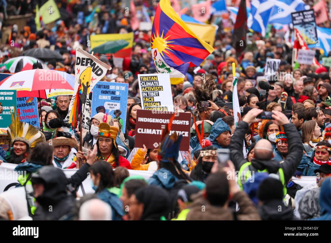 Migliaia di marzo nella Giornata Globale d'azione della Giustizia climatica nel centro di Glasgow in Scozia dove si svolge la Conferenza sul clima COP26 Foto Stock