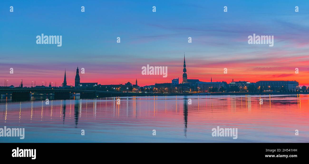 Alba sopra riga vecchia riflessa nello specchio del Daugava Foto Stock