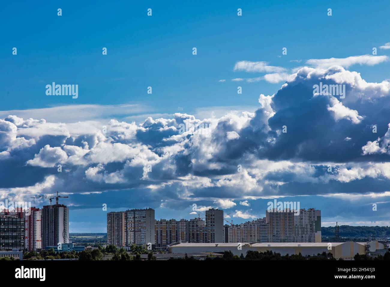 Cumulonimbus nuvole su silhouette di edifici a più piani Foto Stock