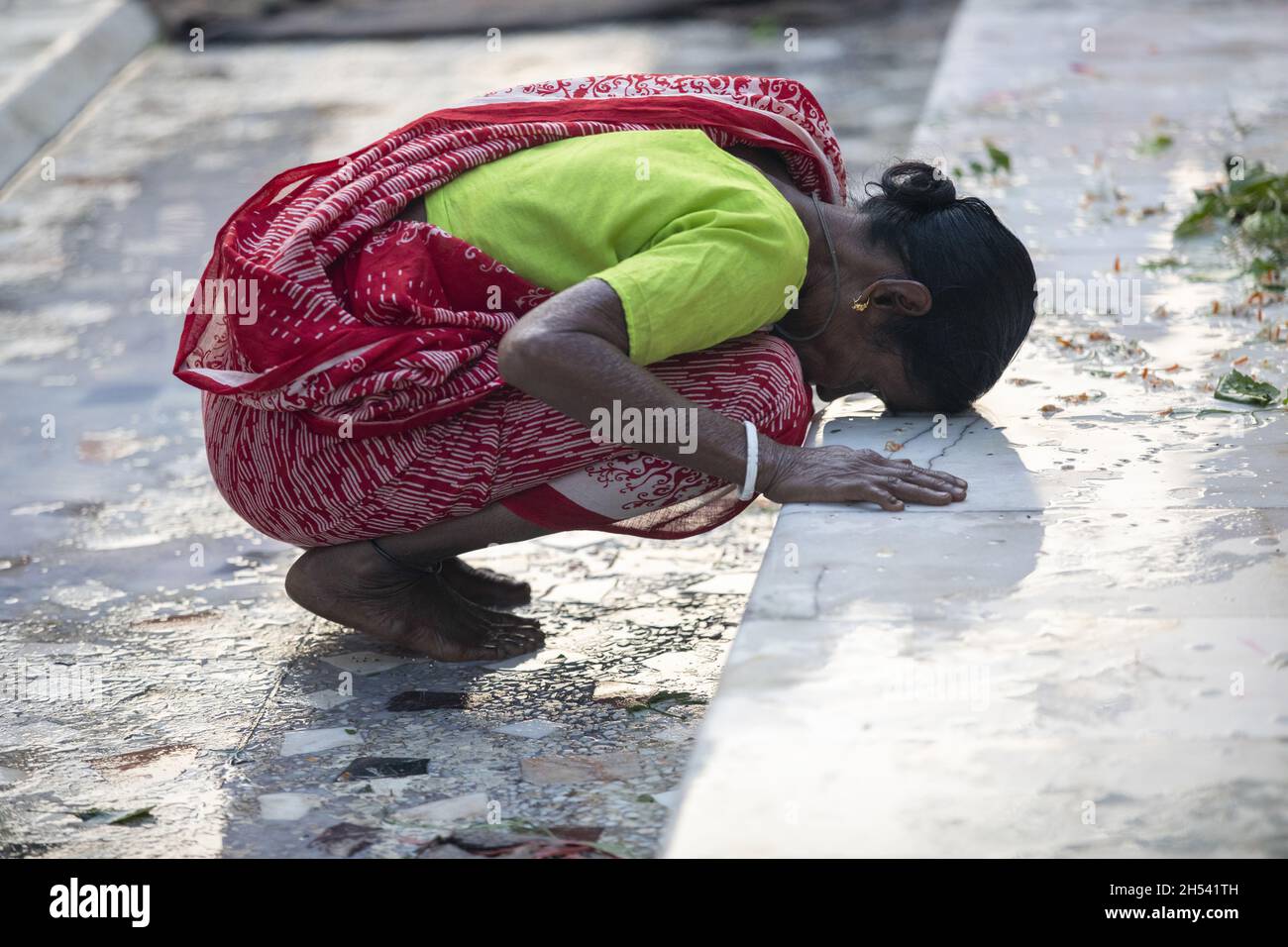 Barodi, Bangladesh. 6 novembre 2021. I devoti indù offrono la preghiera mentre prendono parte ad un'attività rituale durante il Rakher Upobash al tempio Shri Shri Lokanath Brahmachar Ashram a Barodi, Narayanganj, Bangladesh, il 6 novembre 2021. Durante Kartik, a partire ogni anno con la nuova luna nel mese di novembre, migliaia di devoti indù celebrano la festa di Rakher Upobash, digiunando e pregando gli dèi seduti davanti all'ashram di Shri Shri Lokanath Brahmachari, tra il Tempio di Swami Bagh vicino a Dhaka, Bangladesh. (Foto di Suvra Kanti Das/Sipa USA) Credit: Sipa USA/Alamy Live News Foto Stock