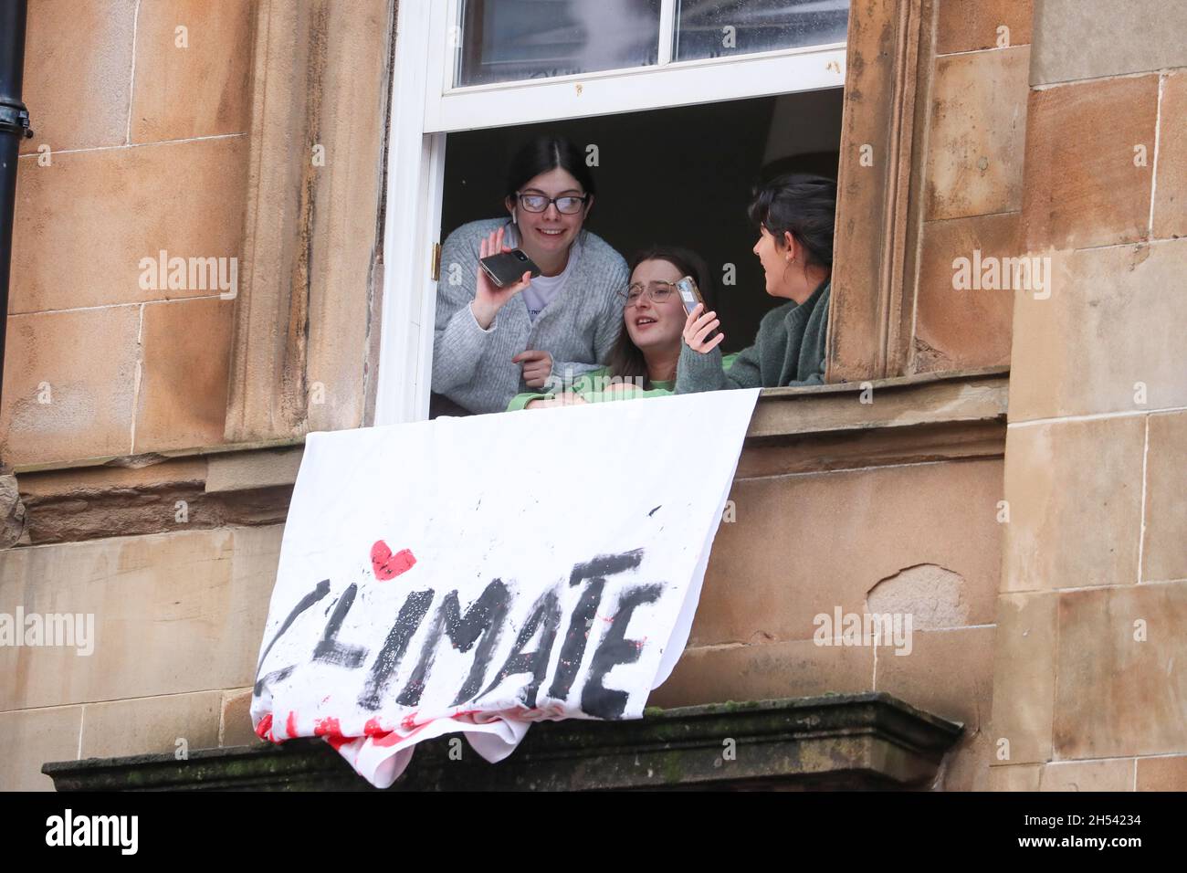 Migliaia di marzo nella Giornata Globale d'azione della Giustizia climatica nel centro di Glasgow in Scozia dove si svolge la Conferenza sul clima COP26 Foto Stock