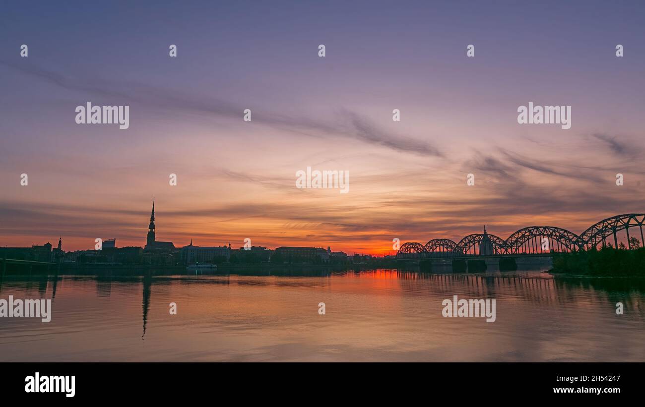 Alba sopra riga vecchia riflessa nello specchio del Daugava Foto Stock