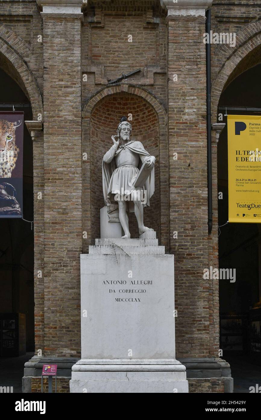 Statua dedicata ad Antonio Allegri da Correggio, noto come Correggio, importante pittore rinascimentale, di fronte al municipio di Parma, Emilia-Romagna Foto Stock