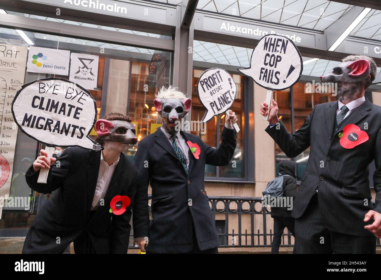 Migliaia di marzo nella Giornata Mondiale d'azione della Giustizia climatica nel centro di Glasgow, in Scozia, dove si svolge la Conferenza sul clima COP26. Foto Stock