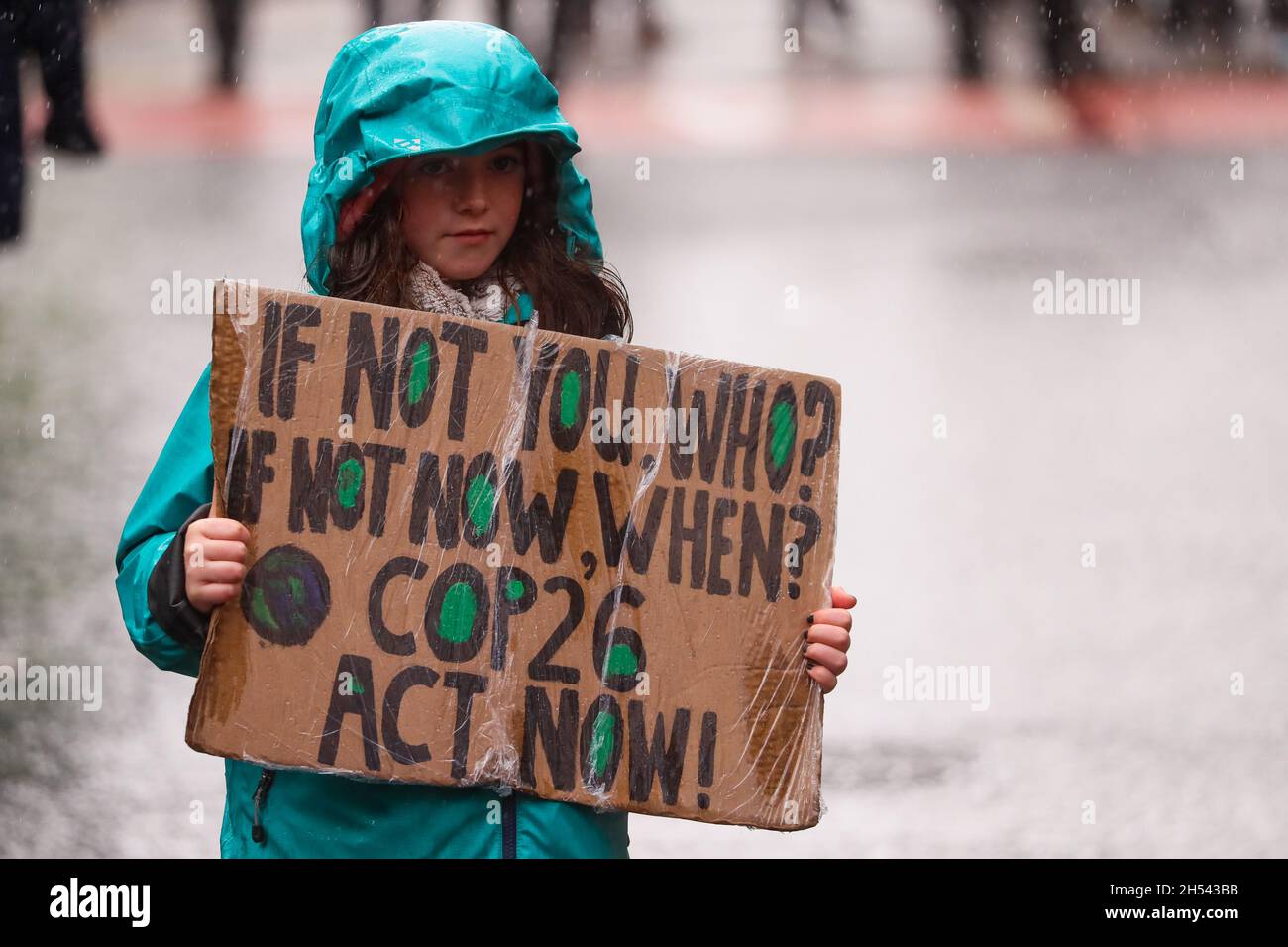 Migliaia di marzo nella Giornata Mondiale d'azione della Giustizia climatica nel centro di Glasgow, in Scozia, dove si svolge la Conferenza sul clima COP26. Foto Stock