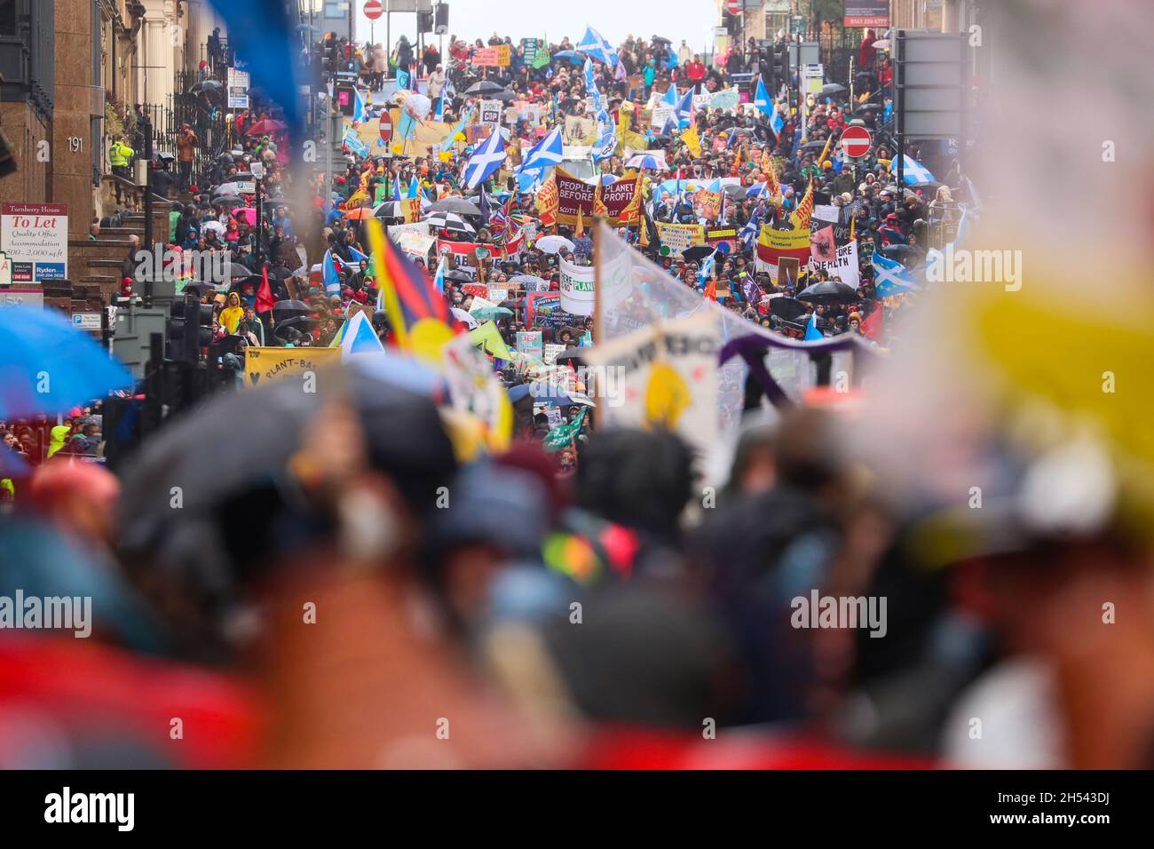 Migliaia di marzo nella Giornata Mondiale d'azione della Giustizia climatica nel centro di Glasgow, in Scozia, dove si svolge la Conferenza sul clima COP26. Foto Stock