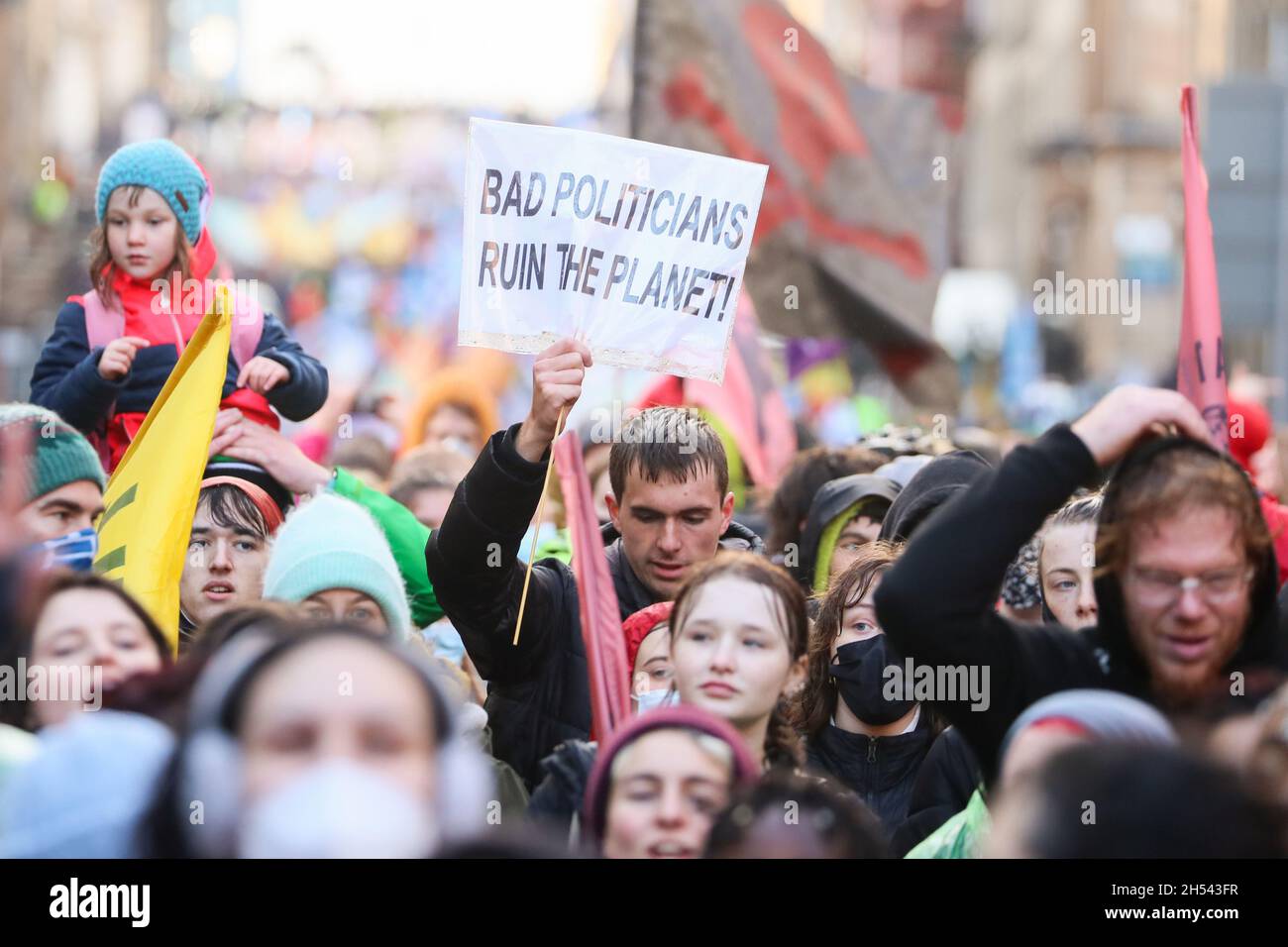 Migliaia di marzo nella Giornata Mondiale d'azione della Giustizia climatica nel centro di Glasgow, in Scozia, dove si svolge la Conferenza sul clima COP26. Foto Stock