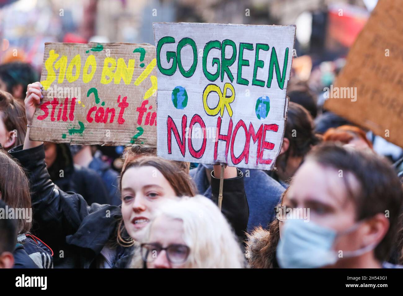 Migliaia di marzo nella Giornata Mondiale d'azione della Giustizia climatica nel centro di Glasgow, in Scozia, dove si svolge la Conferenza sul clima COP26. Foto Stock